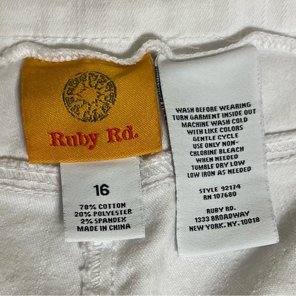 Ruby Rd Women’s Size 16 white capris Spring and Summer staple - Picture 3 of 7
